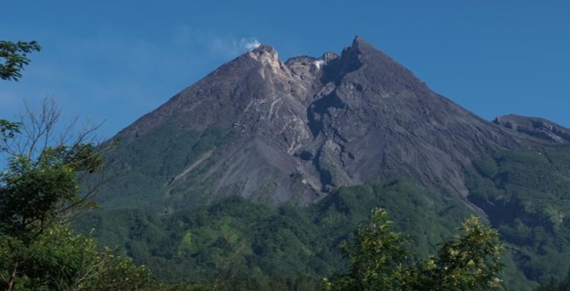 Kenapa trekking ke puncak Merapi ditutup