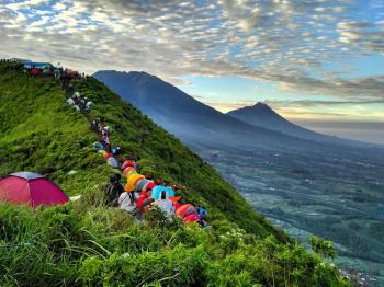 Pemandangan Yang Sangat Indah dari Puncak Gunung Andong Magelang Pemandangan Yang Sangat Indah dari Puncak Gunung Andong Magelang